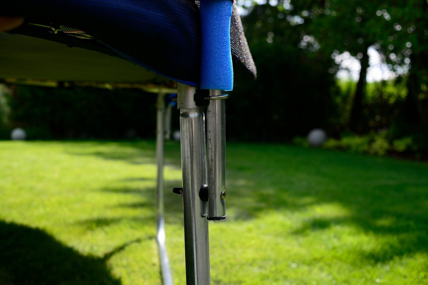 Trampolina ogrodowa dla dzieci 435cm FUNFIT z siatką zewnętrzną i drabinką - obrazek 10