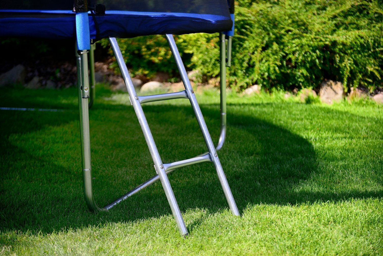 Trampolina ogrodowa dla dzieci 435cm FUNFIT z siatką zewnętrzną i drabinką - obrazek 11